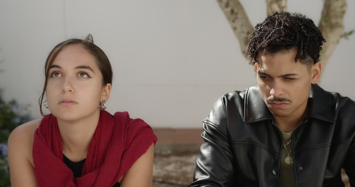 Clara y Adri durante una conversación contenida