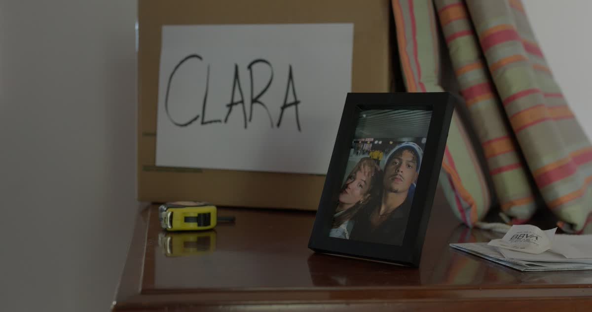 Fotografía de Clara y Adri junto a una caja del inventario
