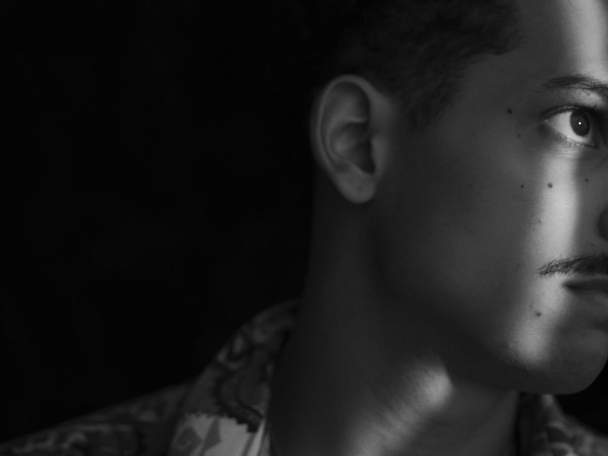 Primer plano en blanco y negro de un rostro de perfil