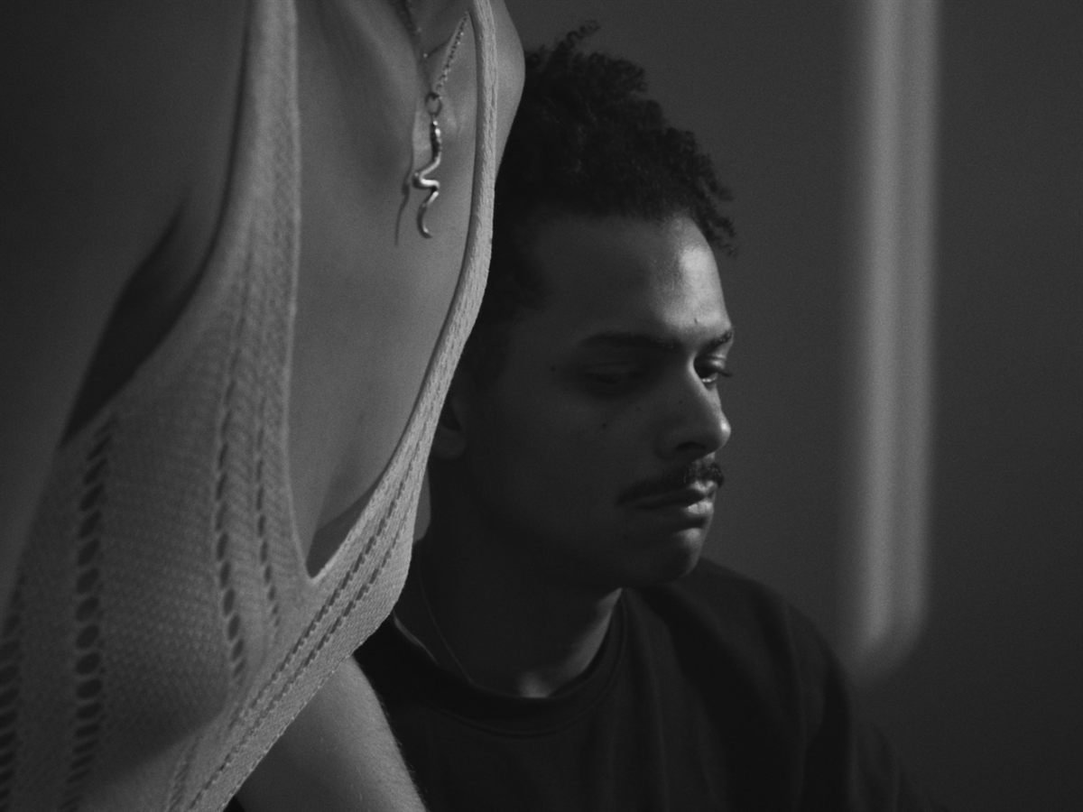 Retrato en blanco y negro de un hombre con tela alrededor del rostro