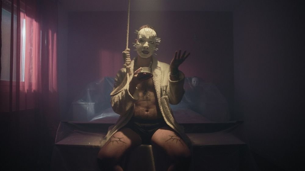 Fotograma del videoclip Apurando el cigarro